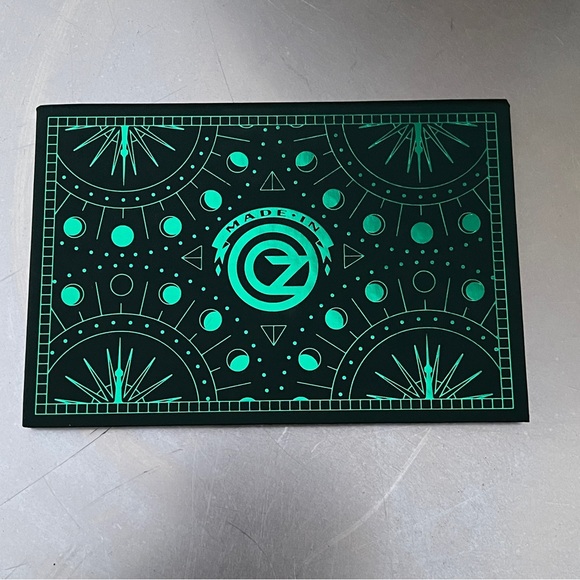 New 2024 Starbucks Wicked Gold Metal Boxed Limited Edition Gift Card Keychain $0 - Picture 2 of 4